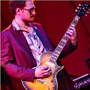 Laureato in Composizione offre lezioni di Chitarra, Teoria Musicale, Solfeggio